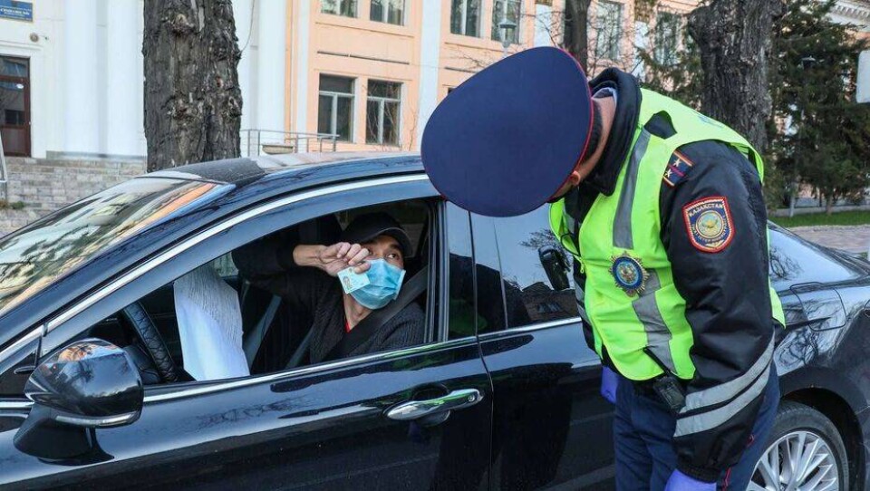 Мажилис одобрил поправки, позволяющие водителям не носить с собой права и документы на авто