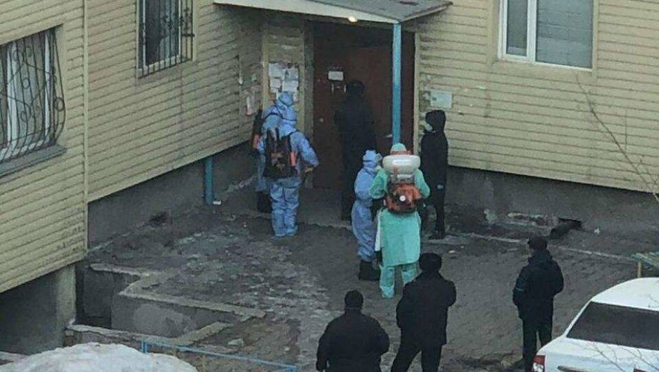 В Караганде власти повесили замок на подъезд карантинного дома