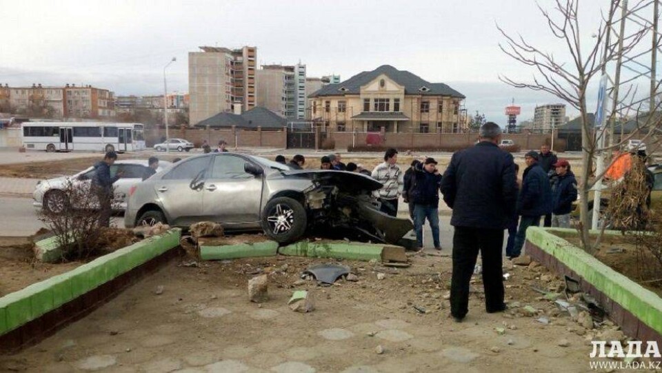 В Актау автомобиль протащил по асфальту сбитого мужчину