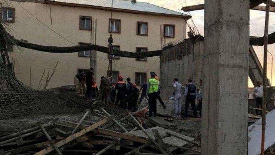 Троих рабочих завалило на стройке в Астане