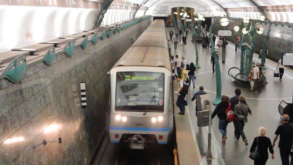 Экстремал из Москвы прыгнул прямо перед несущимся поездом в метро