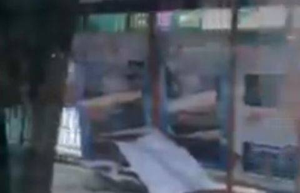 В Караганде водитель минивэна снёс остановку и врезался в светофор
