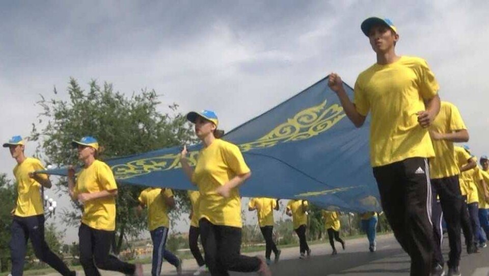 16-метровый флаг Казахстана пронесли по улицам Шымкента