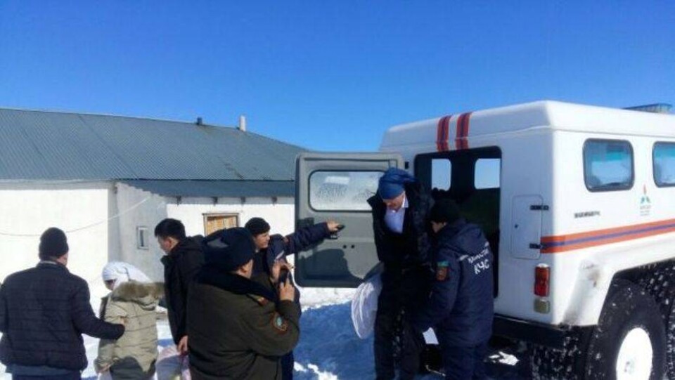 Свадебный кортеж с молодожёнами застрял в снежном плену в ЮКО