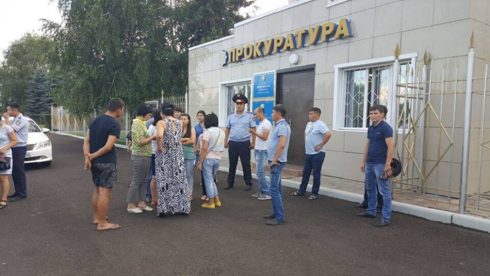 Полицейские с семьями собрались у прокуратуры ВКО, чтобы защитить осуждённых сослуживцев
