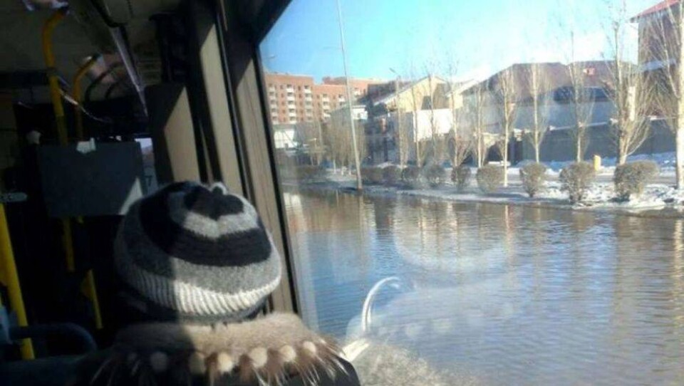 В Астане второй день устраняют аварию, вследствие которой водой затопило улицы 