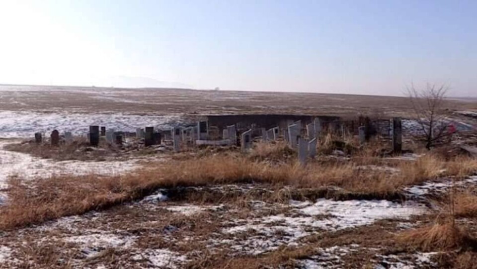 В ЮКО река подмывает кладбище, смывая в воду останки усопших