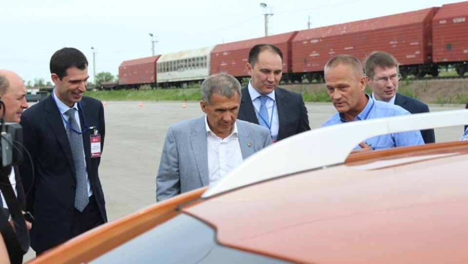 Президента Татарстана прокатили на электромобиле в Костанае