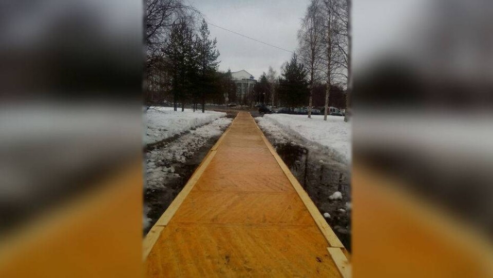 В ожидании Путина разбитый тротуар заложили паркетом в Архангельске
