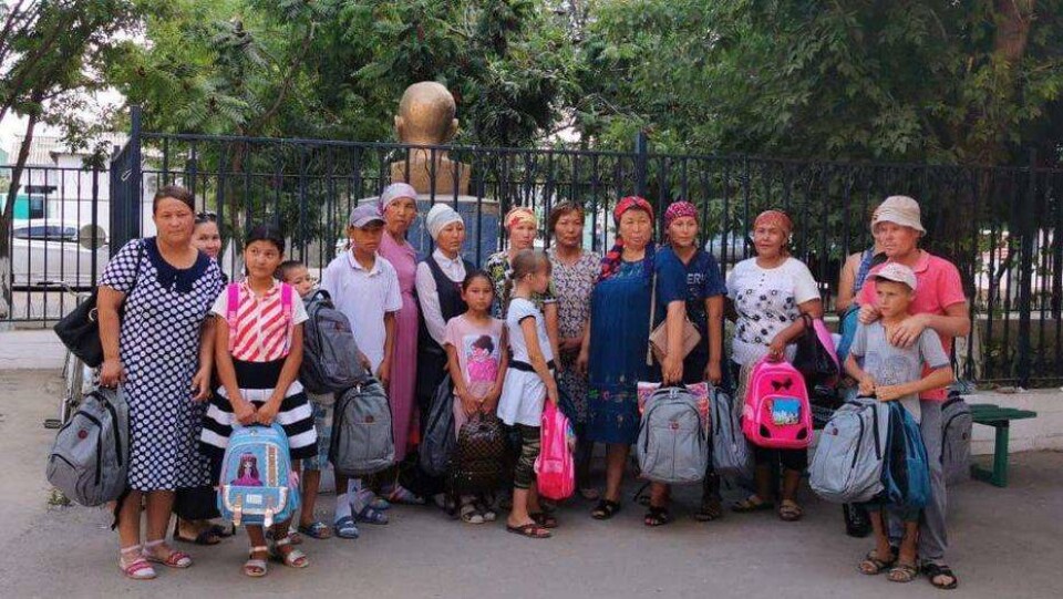Ученикам из Арыси раздали школьную форму и канцтовары на 2,7 млн тенге