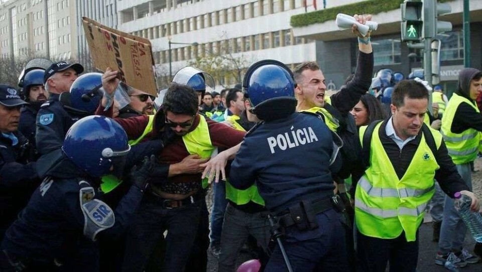 Полиция Франции применила слезоточивый газ против "жёлтых жилетов" 