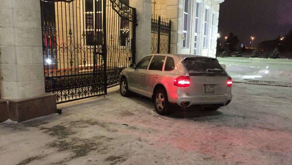 Полицейский врезался на машине в ворота Акорды