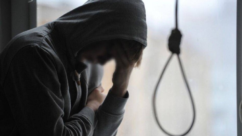 15-летний подросток повесился во дворе дома в ЗКО