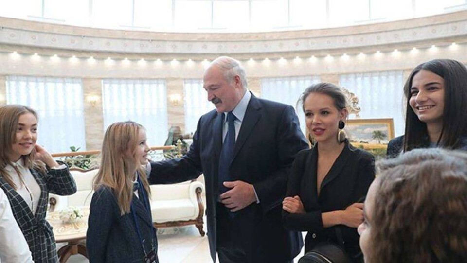 Данэлия Тулешова подарила оберег Президенту Беларуси