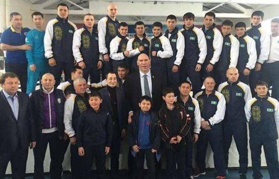 Николай Валуев с молодыми казахстанскими спортсменами