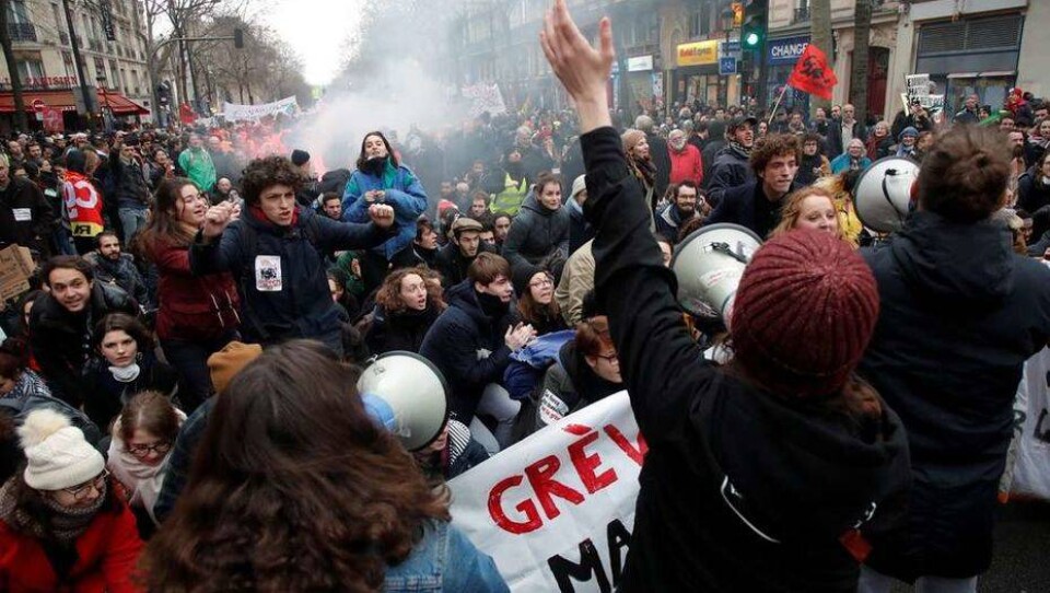 Во Франции возобновились протесты против пенсионной реформы. Полиция применила спецсредства