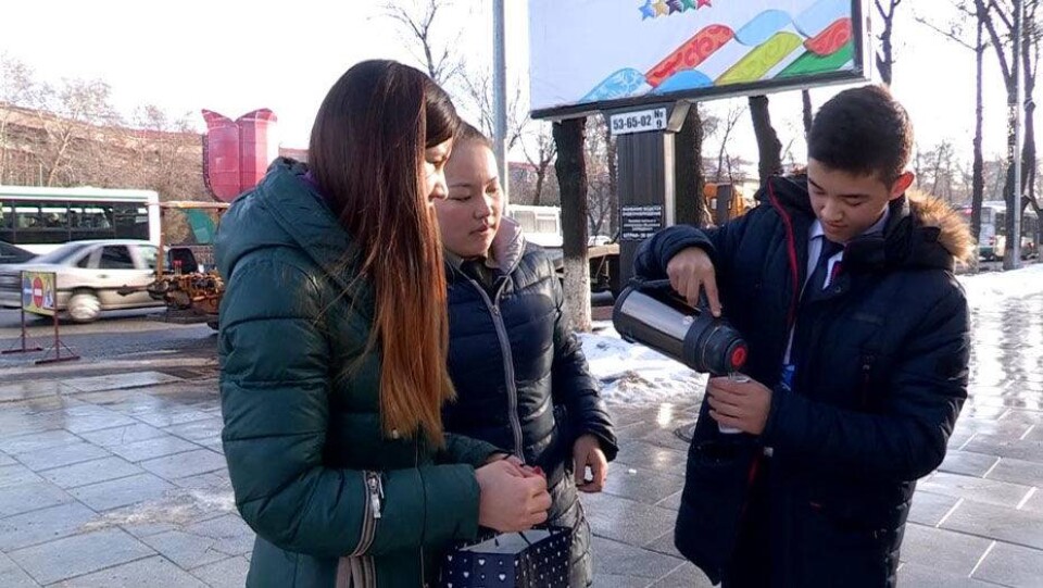 Студенты согревают дворников бесплатным чаем на улицах Шымкента