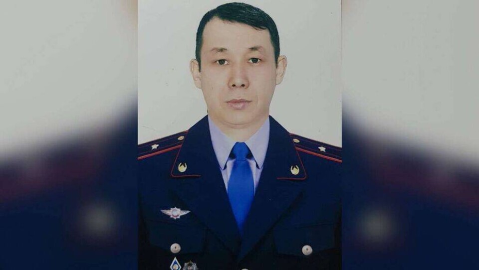 Президент наградил полицейского, прыгнувшего с 13-го этажа, чтобы задержать педофила в Алматы