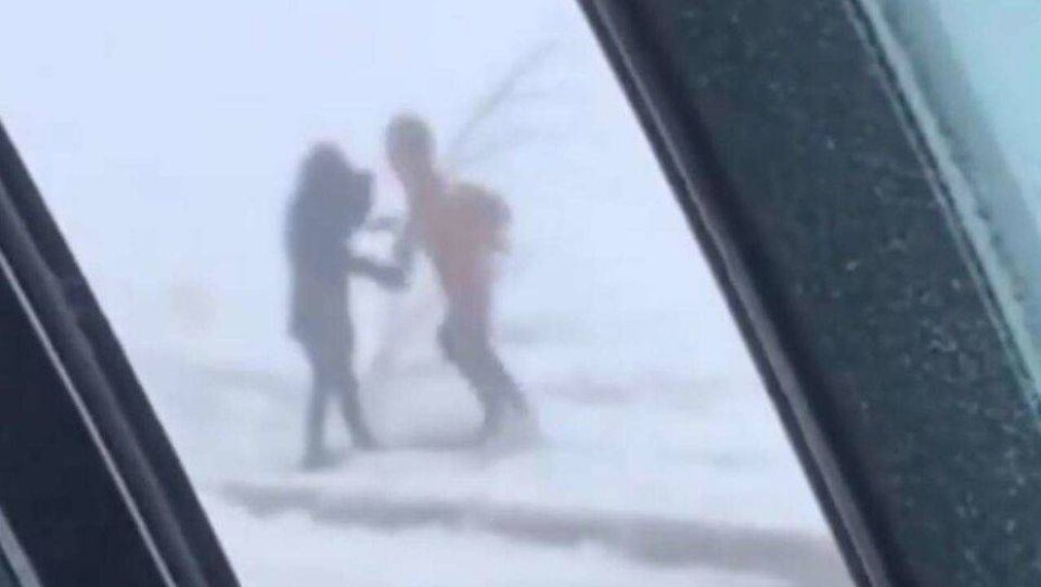 Районный аким призвал не снимать сдуваемых ветром астанчан на видео, а помогать им