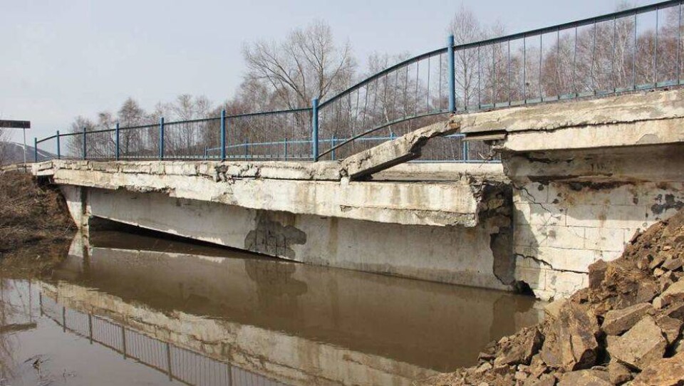 Мост разрушился в ВКО, жители восьми сёл оказались отрезанными от райцентра