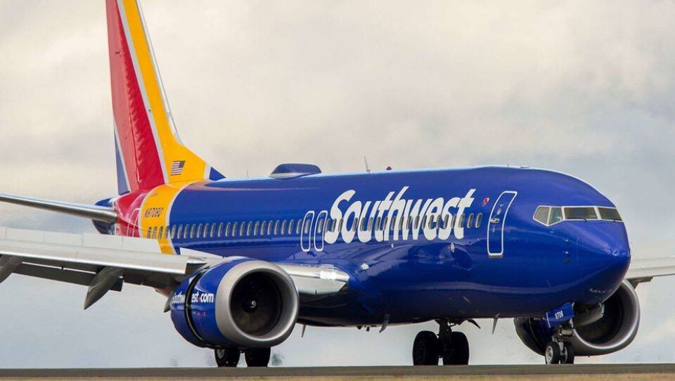 В США Boeing 737 Max 8 экстренно приземлился из-за проблем с двигателем