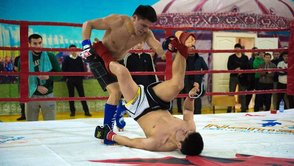 Боец победил редким приёмом "хвост скорпиона" на чемпионате MMA в Астане