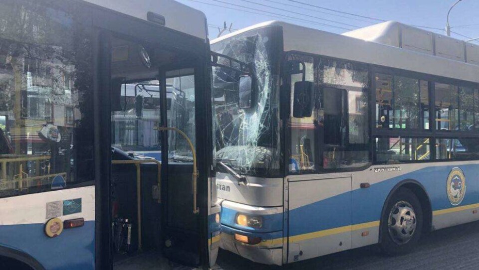 В Алматы на улице Тимирязева лоб в лоб столкнулись два пассажирских автобуса