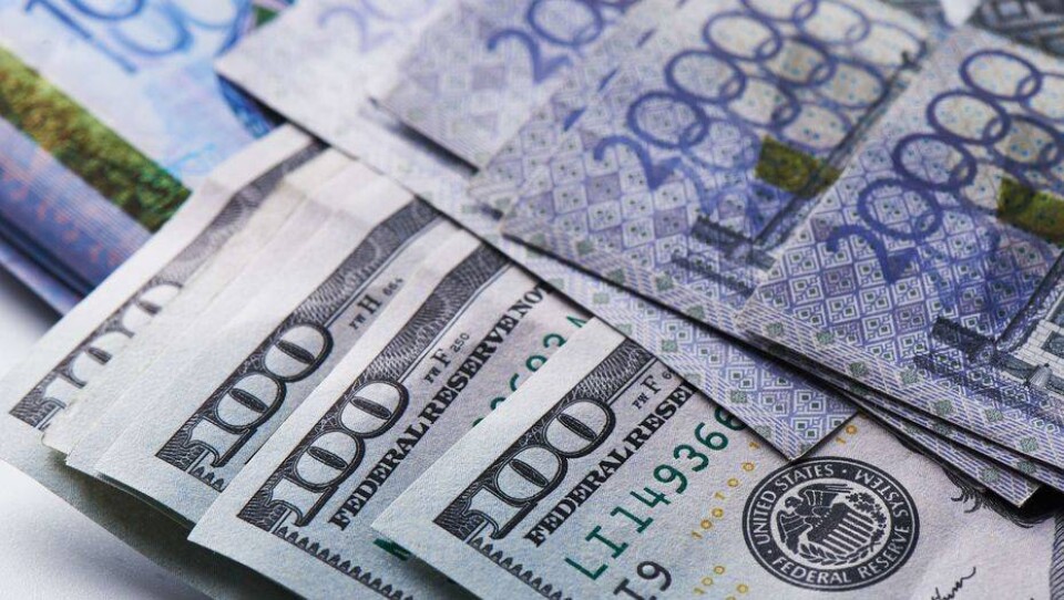 Курс доллара на бирже не изменился: 384 тенге за доллар
