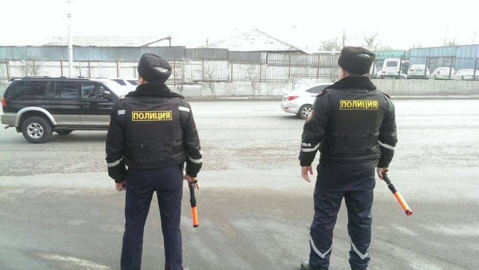 Предысторию сцены из боевика с полицейскими посреди дороги в Атырау рассказали в ДВД