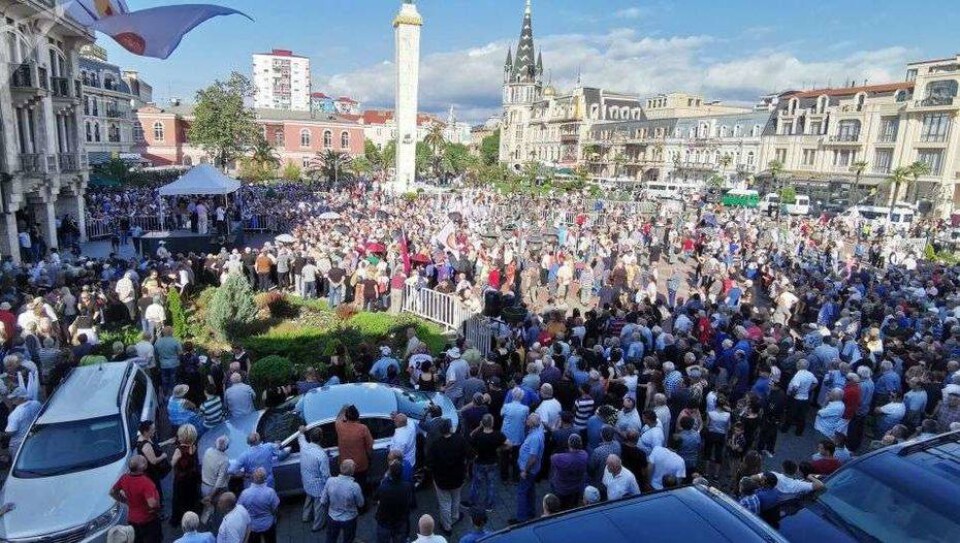 Митингующие в Грузии потребовали наладить отношения с Россией