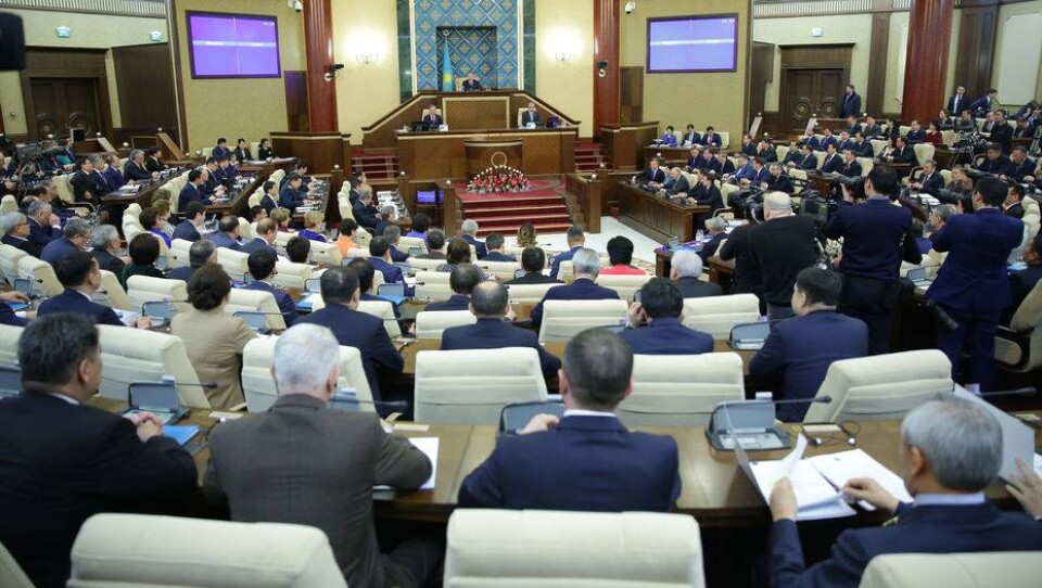 Назарбаев сравнил модернизацию Конституции со строительством здания