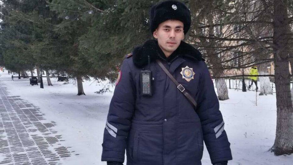 Полицейский спас семерых детей во время пожара в Кокшетау