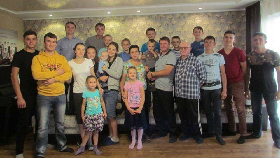Земельные участки и микроавтобус подарили семье с 18 детьми в ВКО