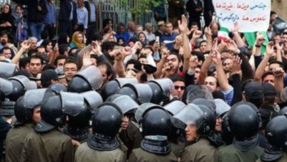 Иранцы вышли на митинги из-за падения курса национальной валюты