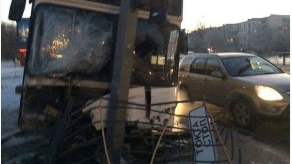 Пассажирский автобус врезался в светофорный столб в Астане 