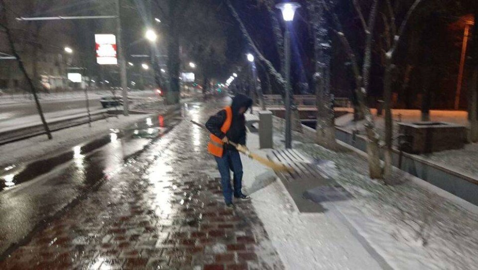 В Алматы из-за снегопада по улицам рассыпали 1220 тонн противогололёдных материалов