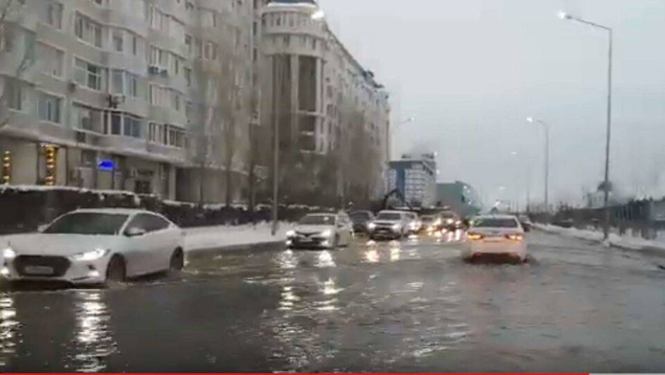 В Нур-Султане рабочие повредили водопровод. Жители двух домов остались без воды