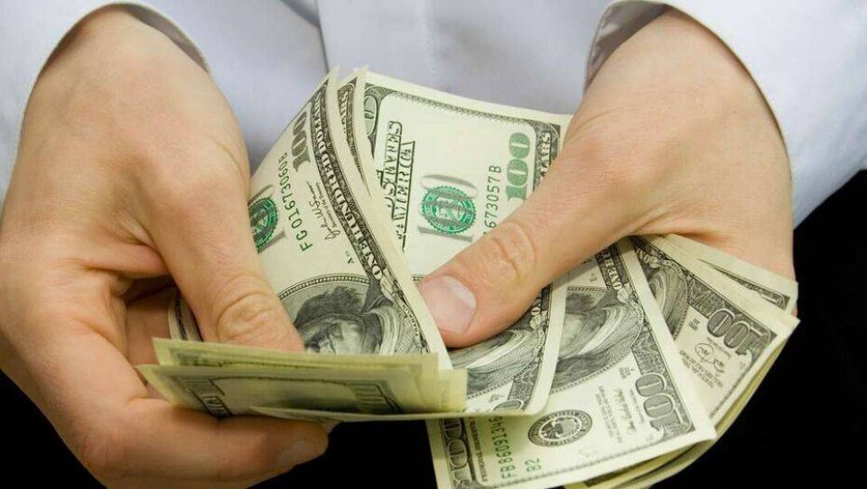 Курс доллара на бирже вновь опустился ниже отметки в 423 тенге