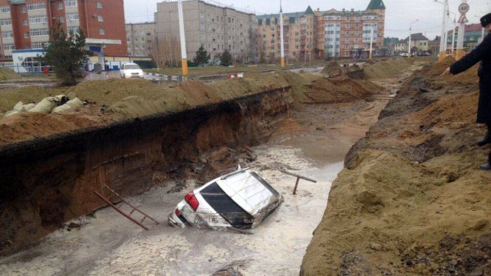 Обоих пассажиров утонувшего в яме Lexus в Костанае признали виновными в ДТП