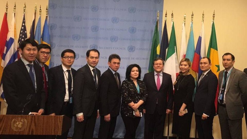 Флаг Казахстана установлен перед залом Совбеза ООН в Нью-Йорке