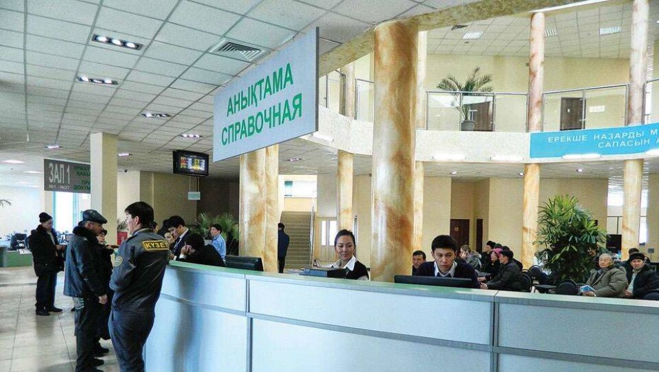 В спецЦОНах Казахстана возобновили выдачу прав и регистрацию авто