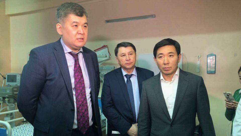 Глава Минздрава извинился перед стоящими в очереди в инфекционную больницу Алматы