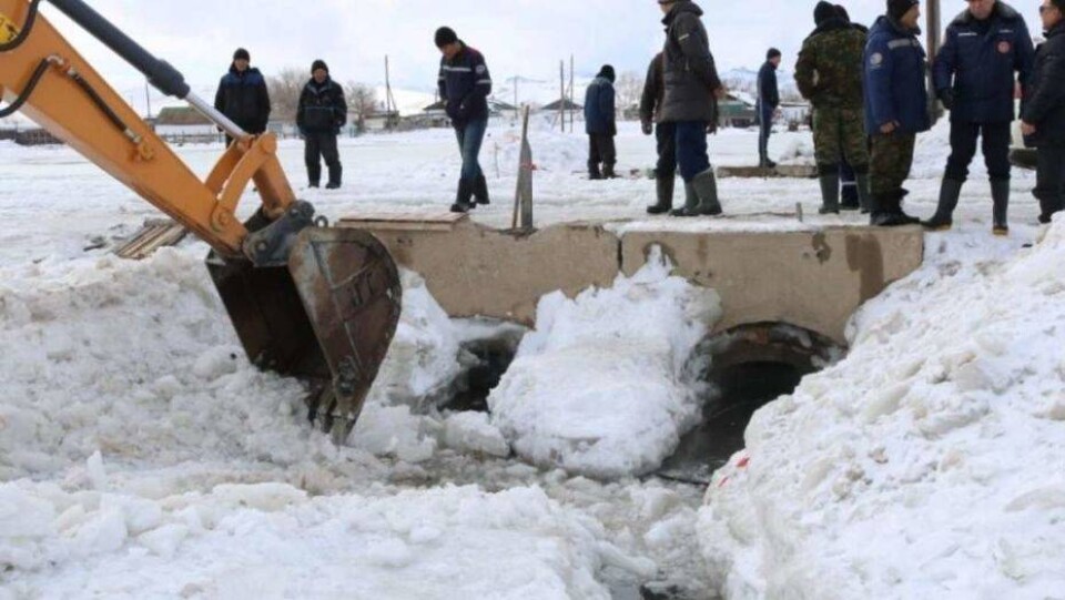 Родниковые воды затопили автодорогу в Карагандинской области