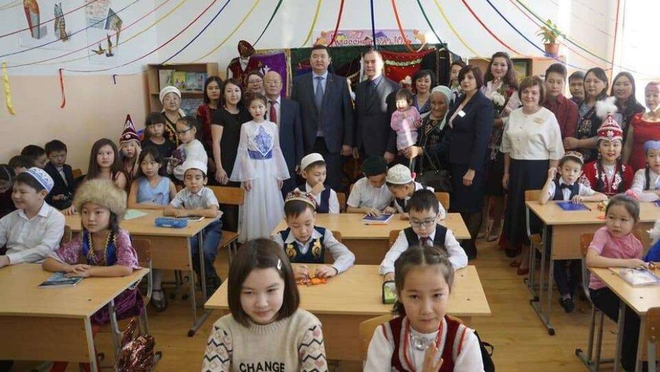 С шашу и дастарханом открыли класс казахского языка в школе в Тюменской области