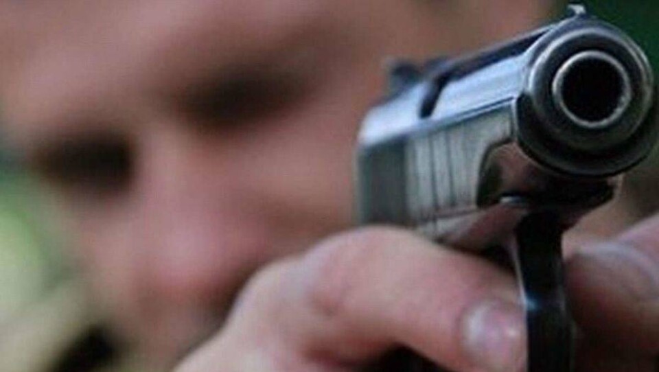 В ВКО полицейские открыли огонь по колёсам авто и рикошетом ранили пассажира