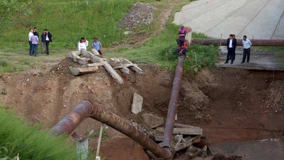 В Шымкенте водами горной реки разрушены бетонные конструкции моста