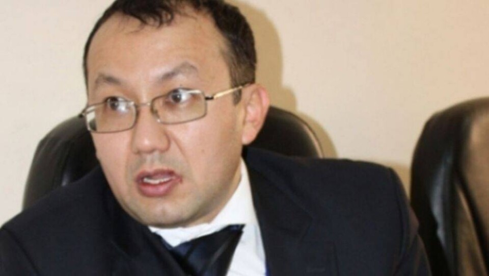 Давший взятку за образование дочерей чиновник уволен из Актюбинского облздрава