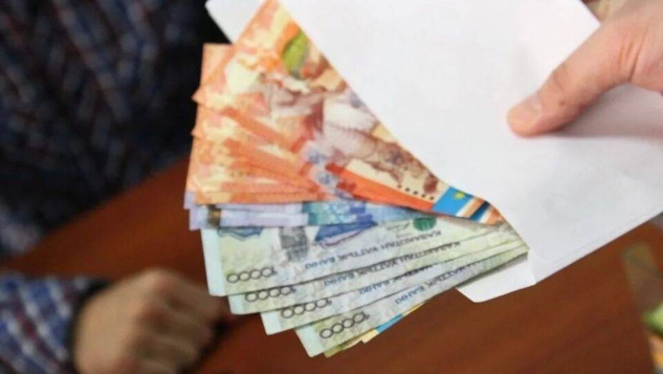 Аким в ВКО погорел на взятке за место для торговли шубатом