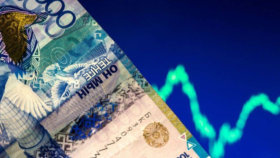 Курс доллара на бирже приблизился к 384 тенге
