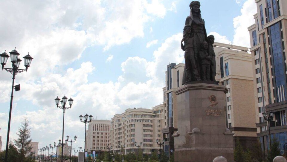 Нурсултан Назарбаев поблагодарил карагандинцев за аллею и монумент, подаренные Астане